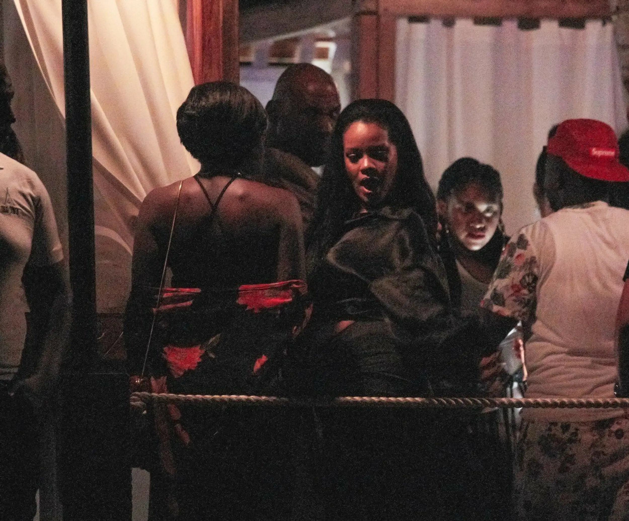 Paparazzi nachytali Rihannu. Červené oči prezradili, čo robila