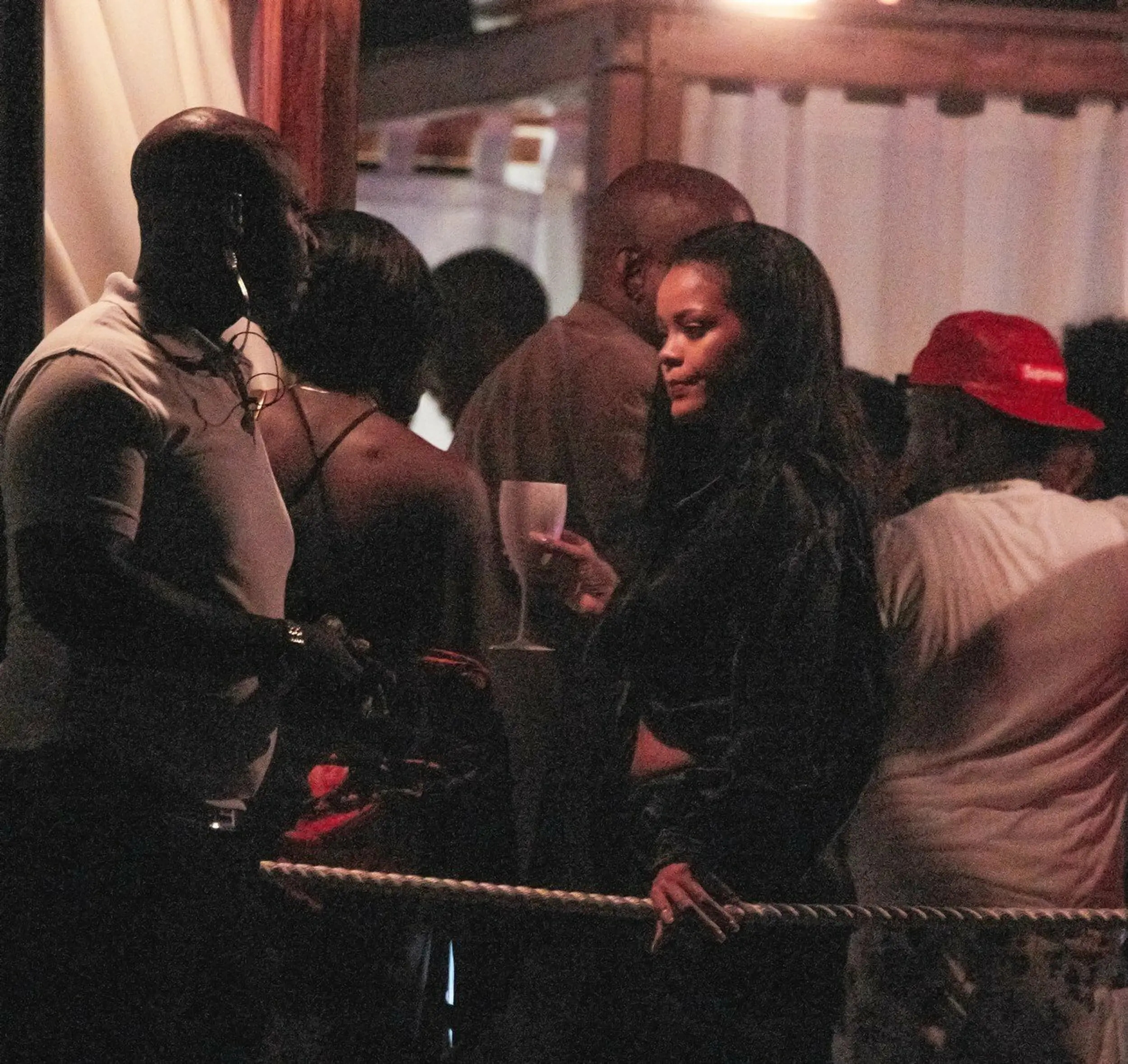 Paparazzi nachytali Rihannu. Červené oči prezradili, čo robila