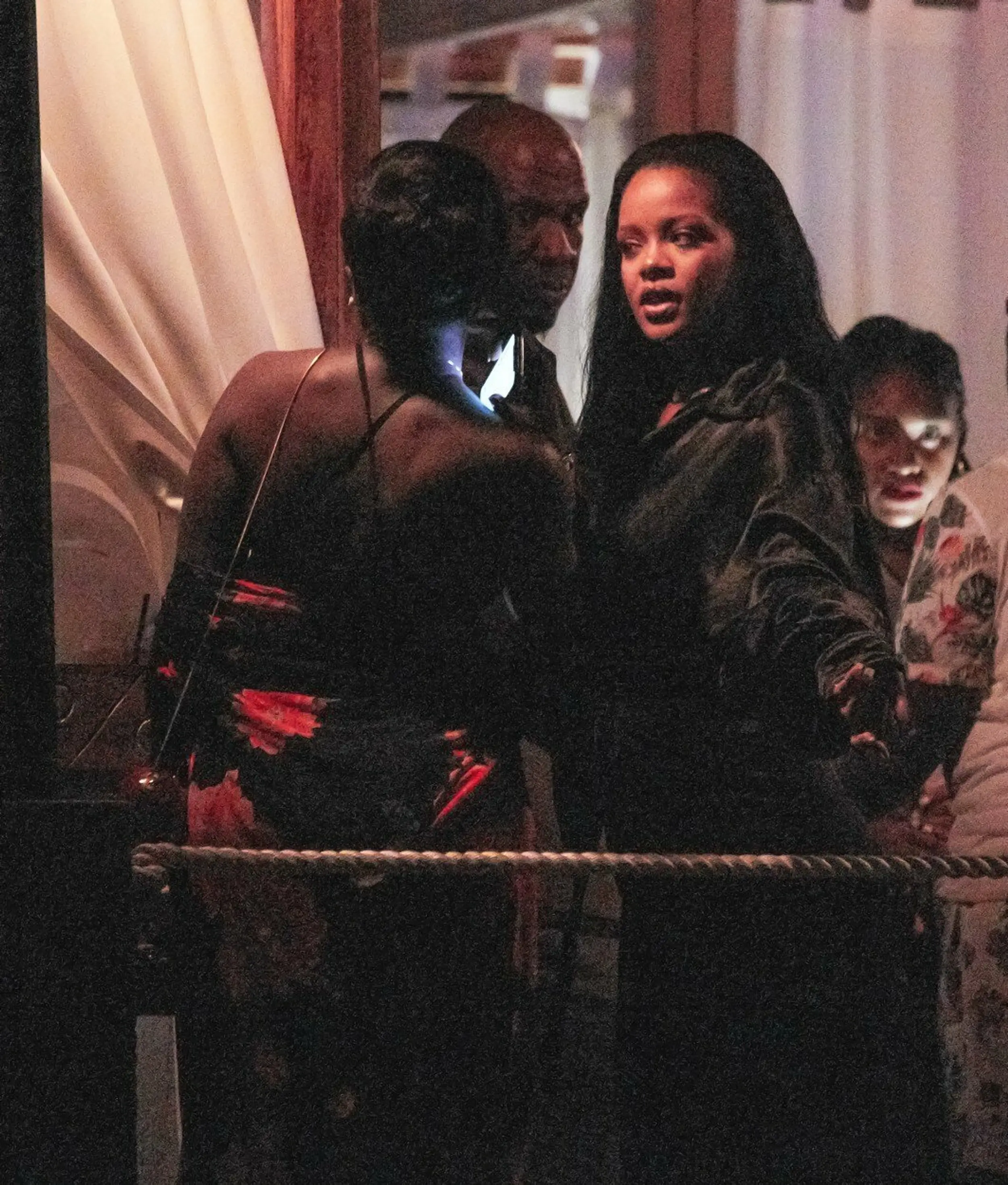 Paparazzi nachytali Rihannu. Červené oči prezradili, čo robila