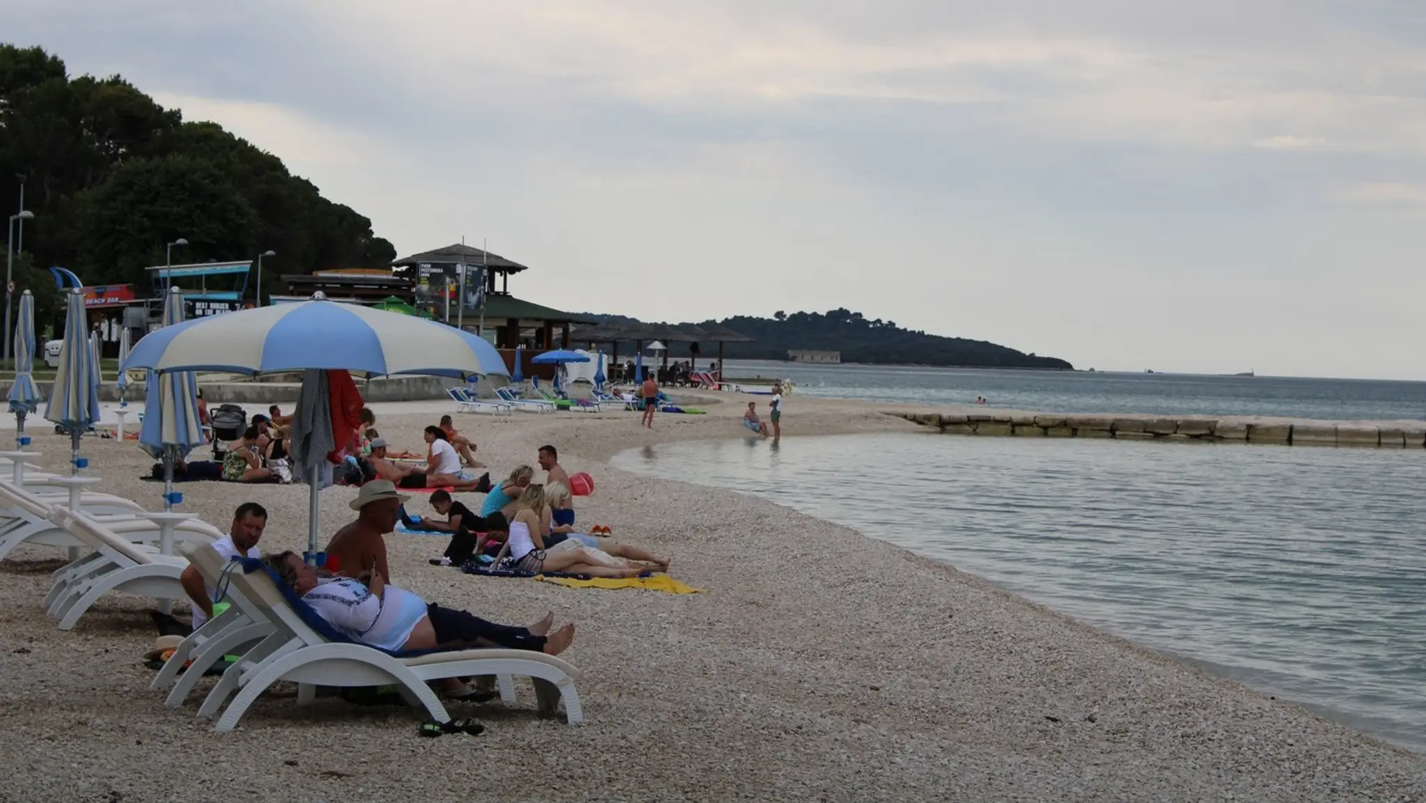 Pláž pri prímorskej obci Fažana