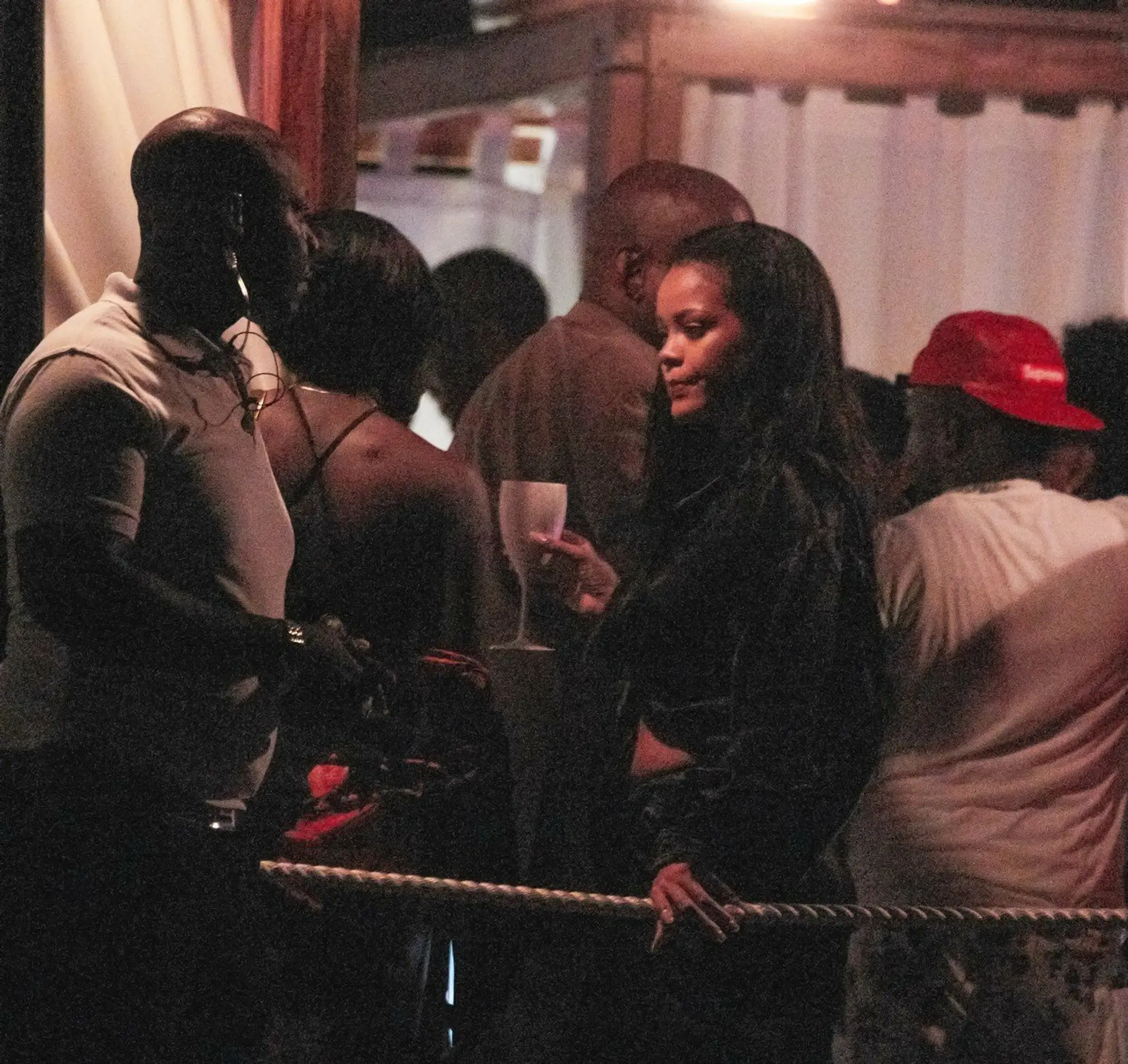 Paparazzi nachytali Rihannu. Červené oči prezradili, čo robila 