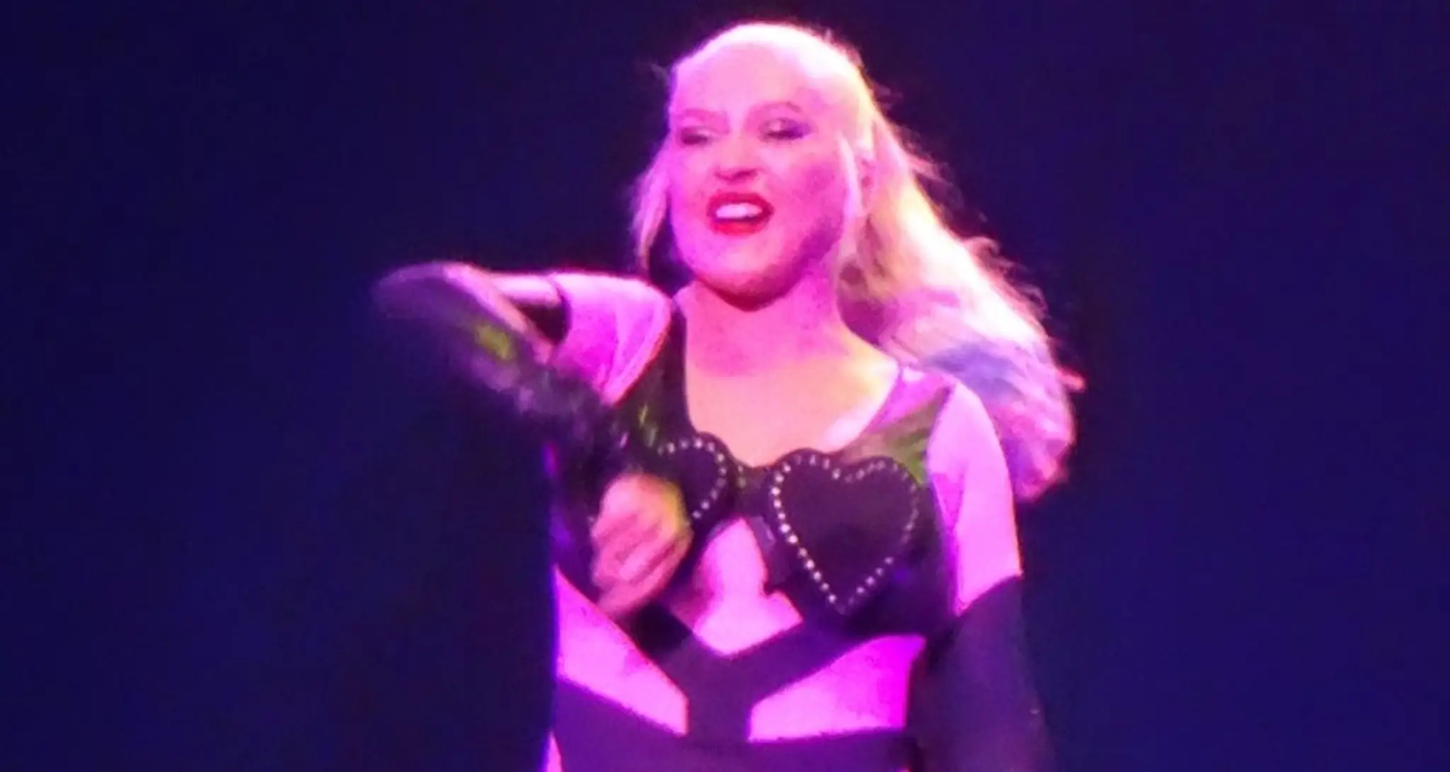 Načo?! Aguilera sa nasúkala do obtiahnutých kostýmov, takto to dopadlo