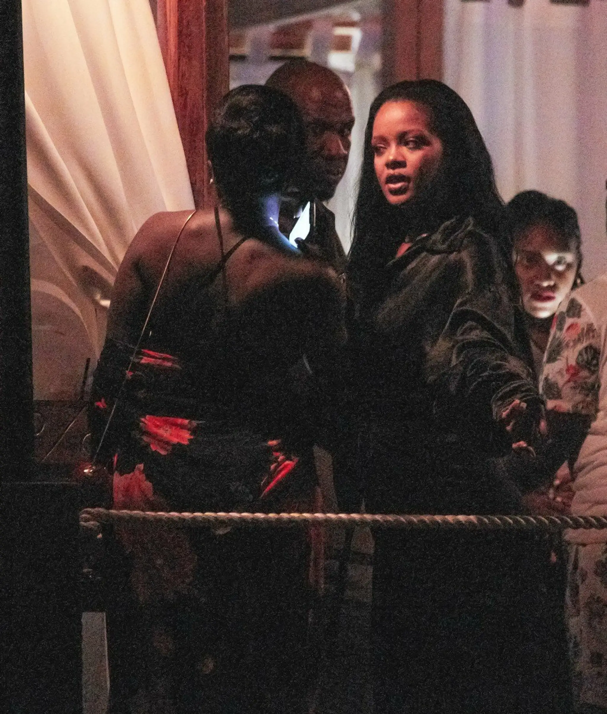 Paparazzi nachytali Rihannu. Červené oči prezradili, čo robila 