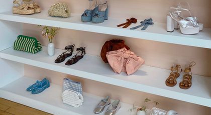 Kontroverzný módny trend naberá na sile: Obuli by ste si tieto topánky?