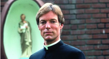 Zomrel herec Richard Chamberlain, nezabudnuteľný kňaz Ralph de Bricassart